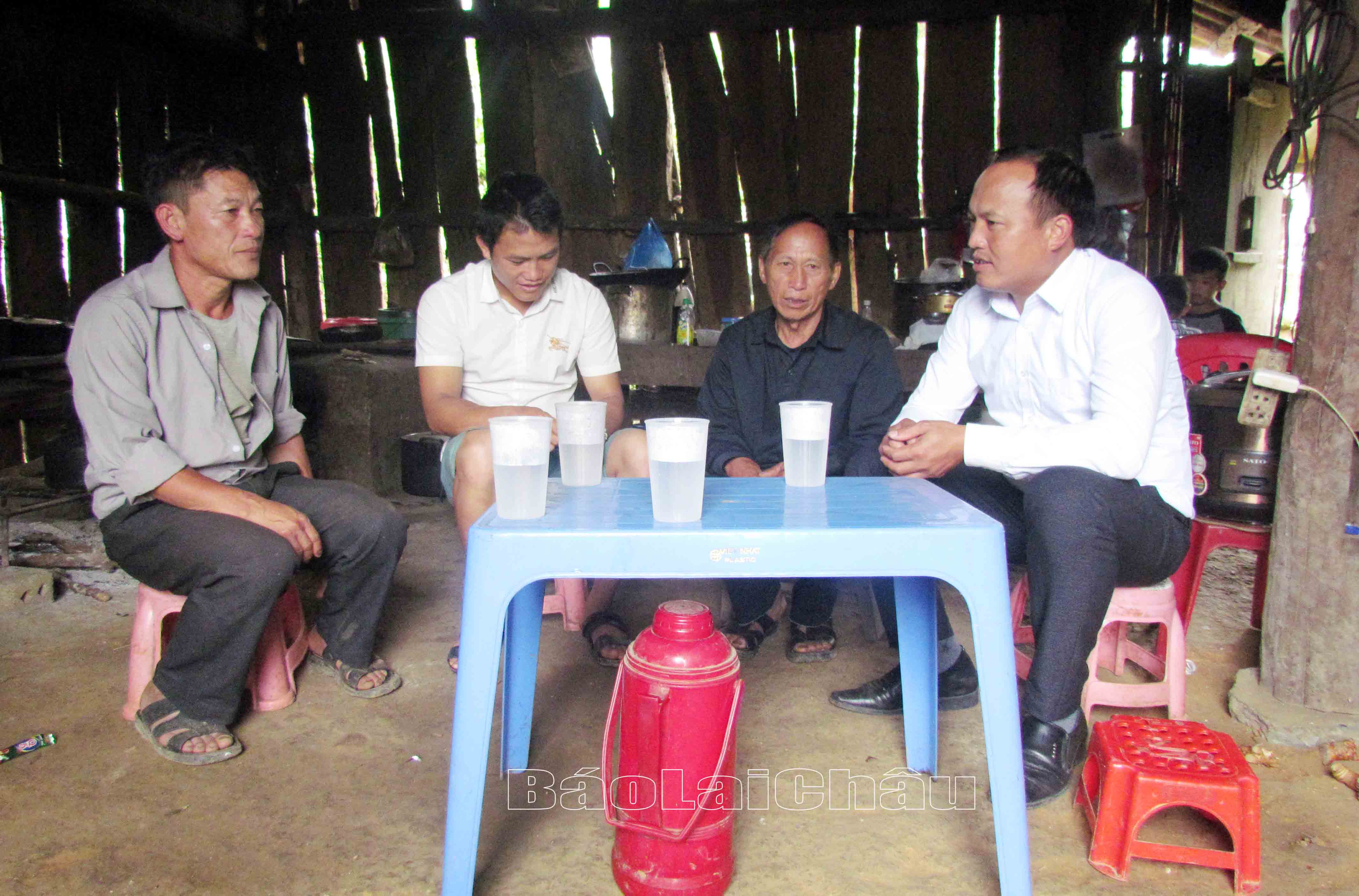 Cán bộ xã Mù Sang thăm hỏi, động viên các hộ dân không có điện ở bản Mù Sang. 